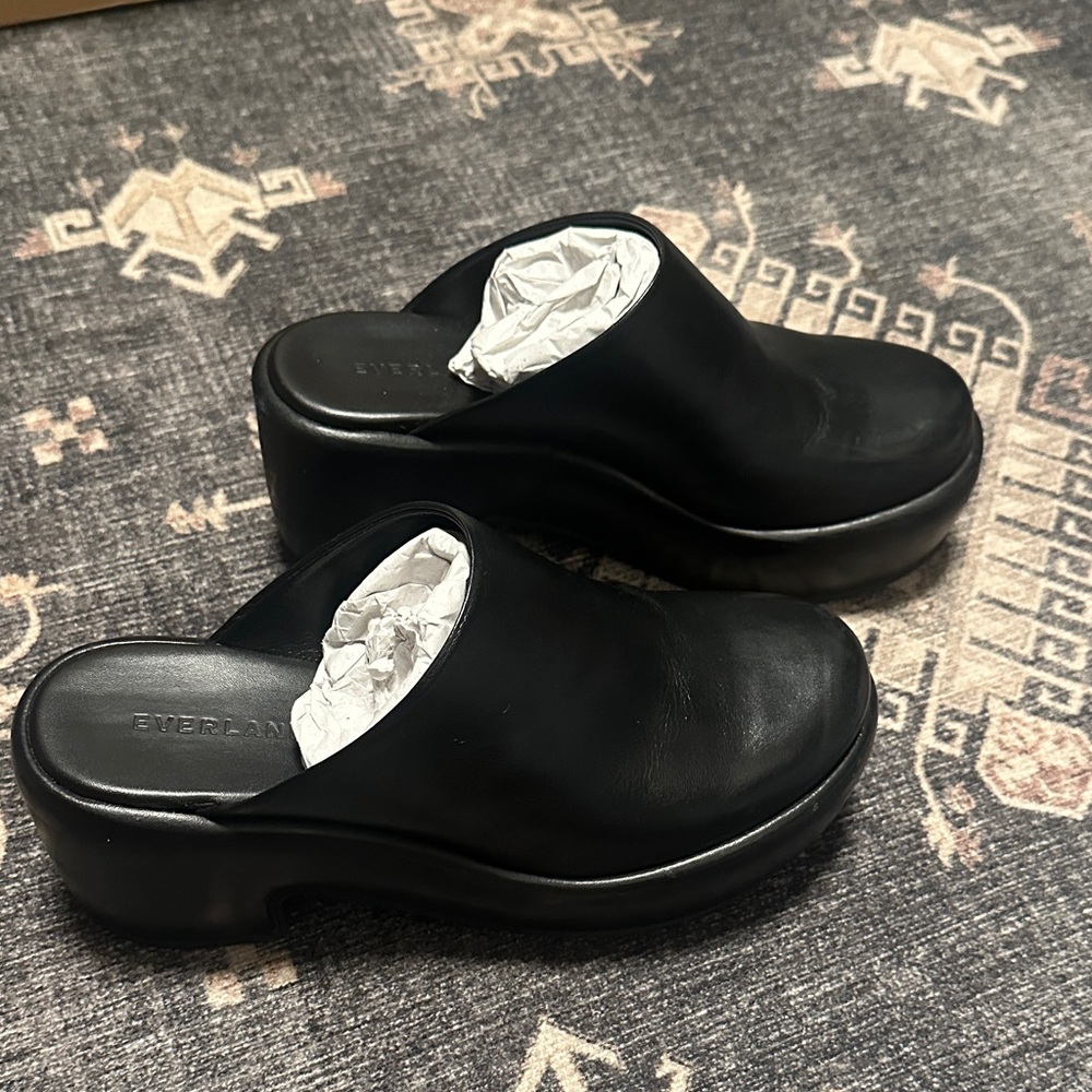 Everlane Black puffa clogs